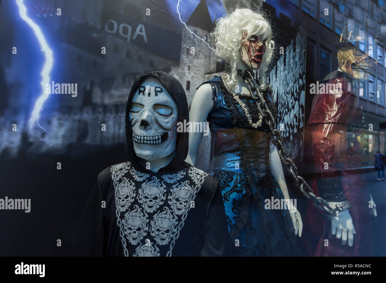 Geister und Monster, Schaufenster Dekoration für Halloween, Bayern, Deutschland Stockfoto