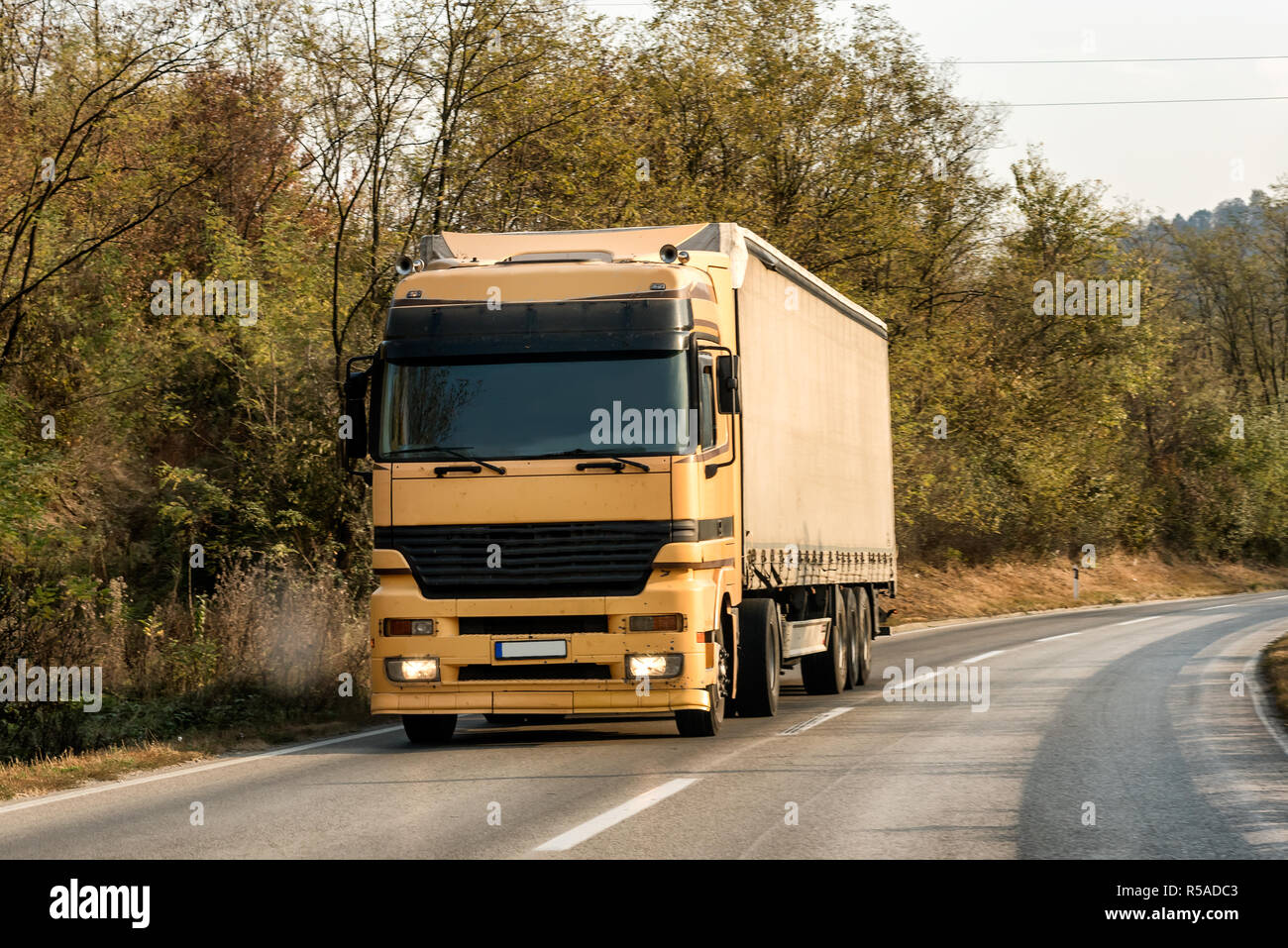 Gelbe Lkw Transporter auf einem Berg Straße Stockfoto