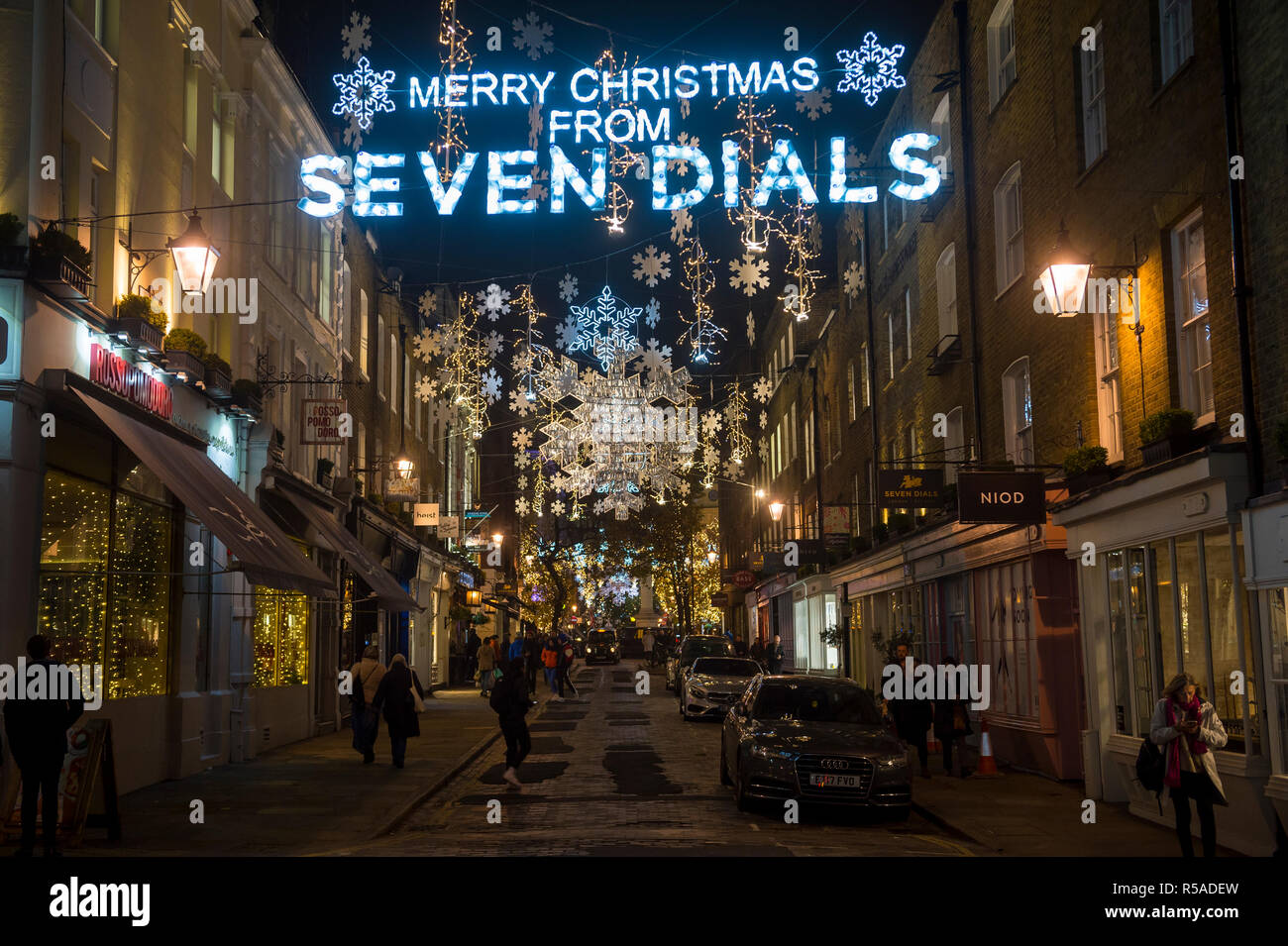 LONDON - November 26, 2018: Frohe Weihnachten von Seven Dials Nachricht hängt mit funkelnden Holiday Lights in der beliebten West End Viertel. Stockfoto