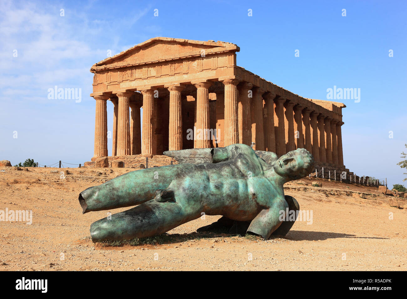 Valle dei Templi di Agrigento, Concordia Tempel mit der Skulptur des abgestürzten Ikarus vom Künstler Igor Mitorgi, Agrigento Stockfoto
