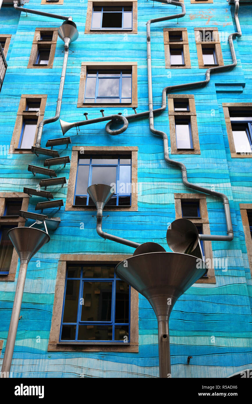 Blaue Haus Fassade mit regenwasserleitungen, Kunst Projekt für das Element Wasser, Innenhof der Elemente, Kunsthofpassage, Künstler Stockfoto