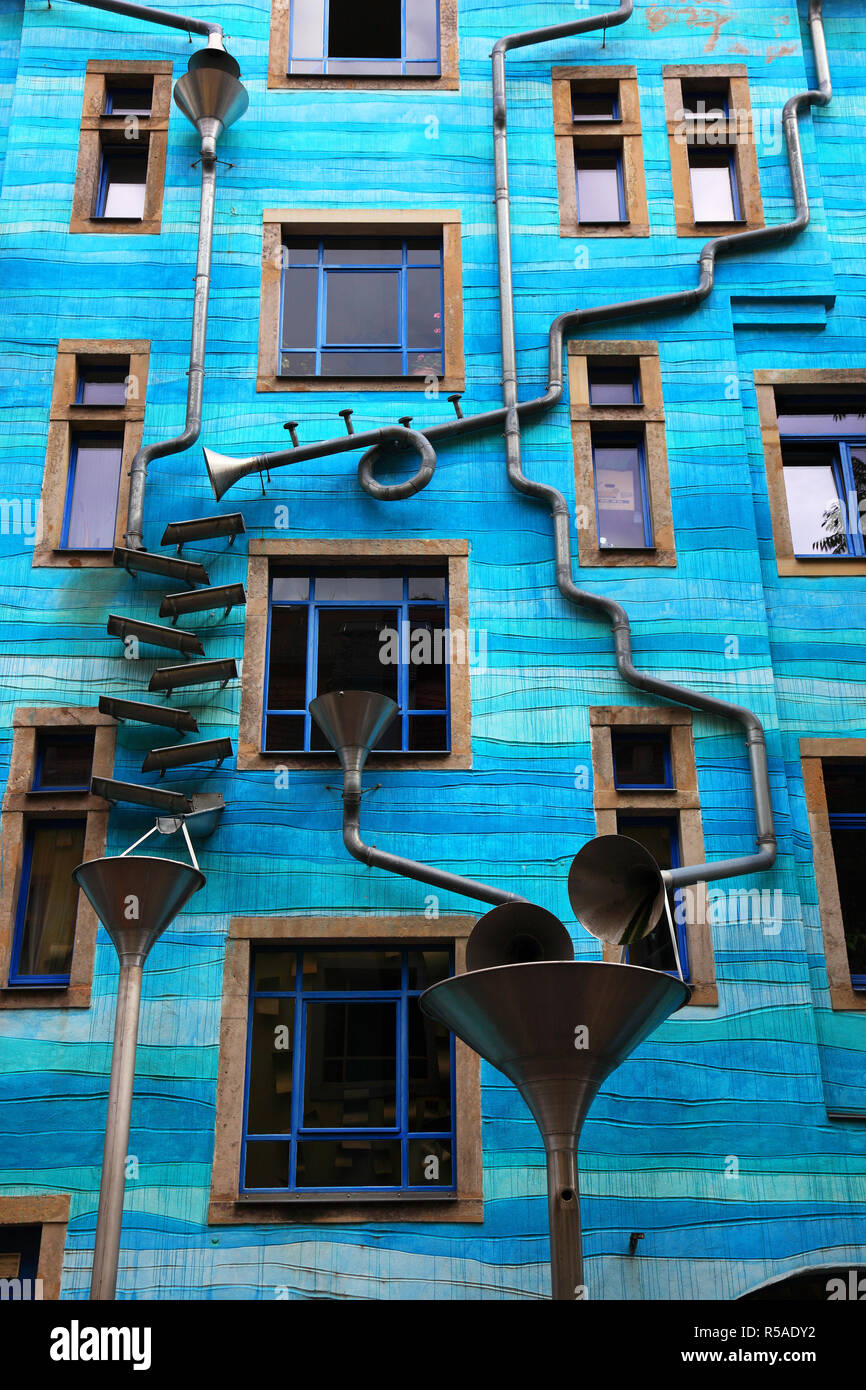 Blaue Haus Fassade mit regenwasserleitungen, Kunst Projekt für das Element Wasser, Innenhof der Elemente, Kunsthofpassage, Künstler Stockfoto