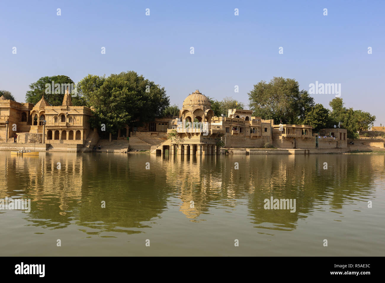 Ein Wasserbehälter (Gadisar See) in Jaisalmer. Der erste Herrscher von Jaisalmer, Raja Rawal Jaisal gebaut, es ist der Tempel ein Umgeben Stockfoto