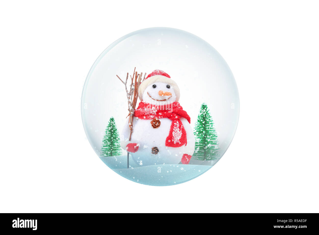 Isolierte Glas magic ball mit Schneemann und Weihnachtsbäume. Stockfoto