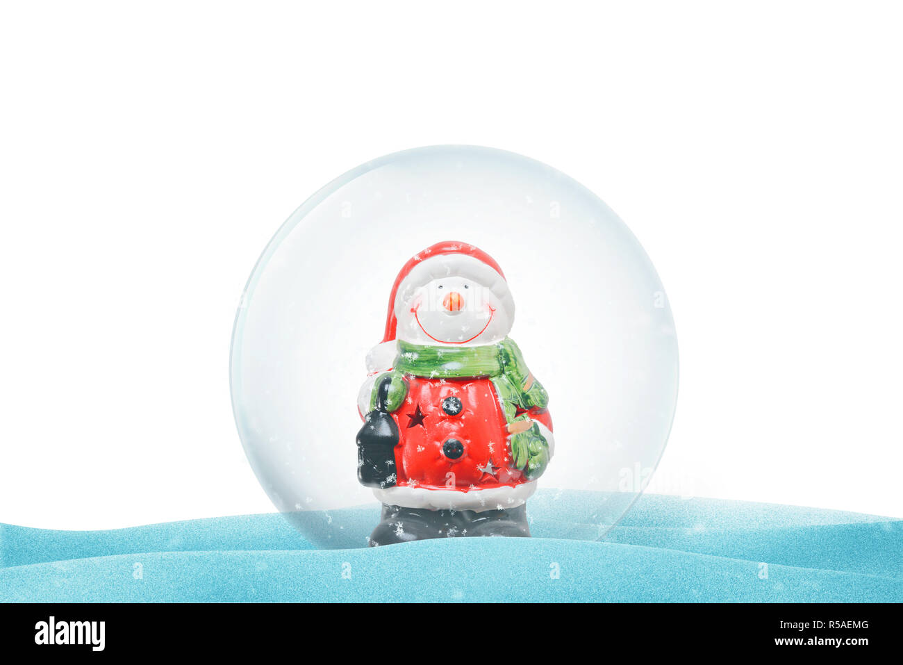 Isolierte Weihnachten crystal Magic Ball auf Schnee. Stockfoto
