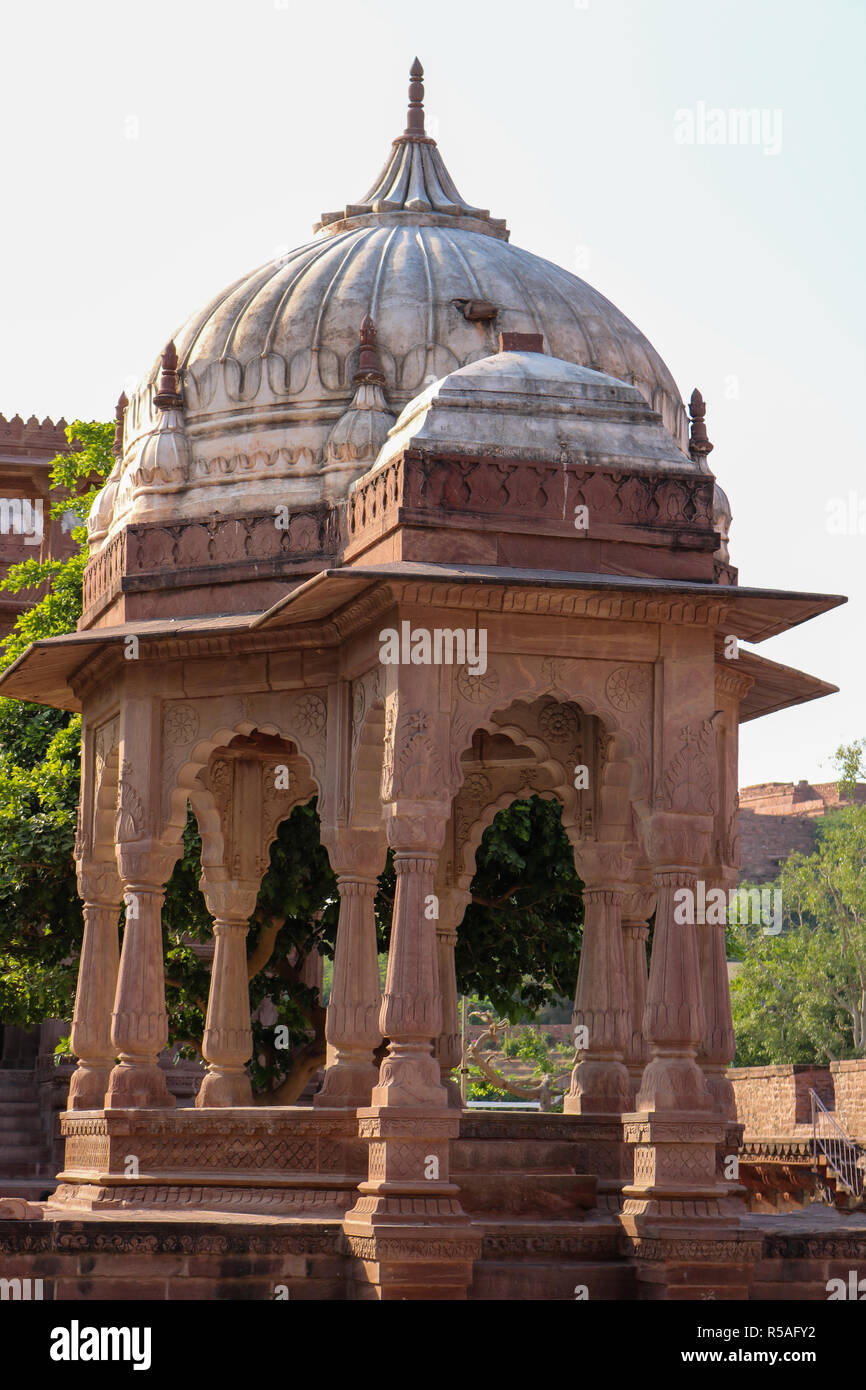 Tempel von Mandore Garten. Mandore Garten ist rund um die Royal kenotaphe (Chhatris) Der rathore Herrscher im 6. Jahrhundert gebaut. Stockfoto