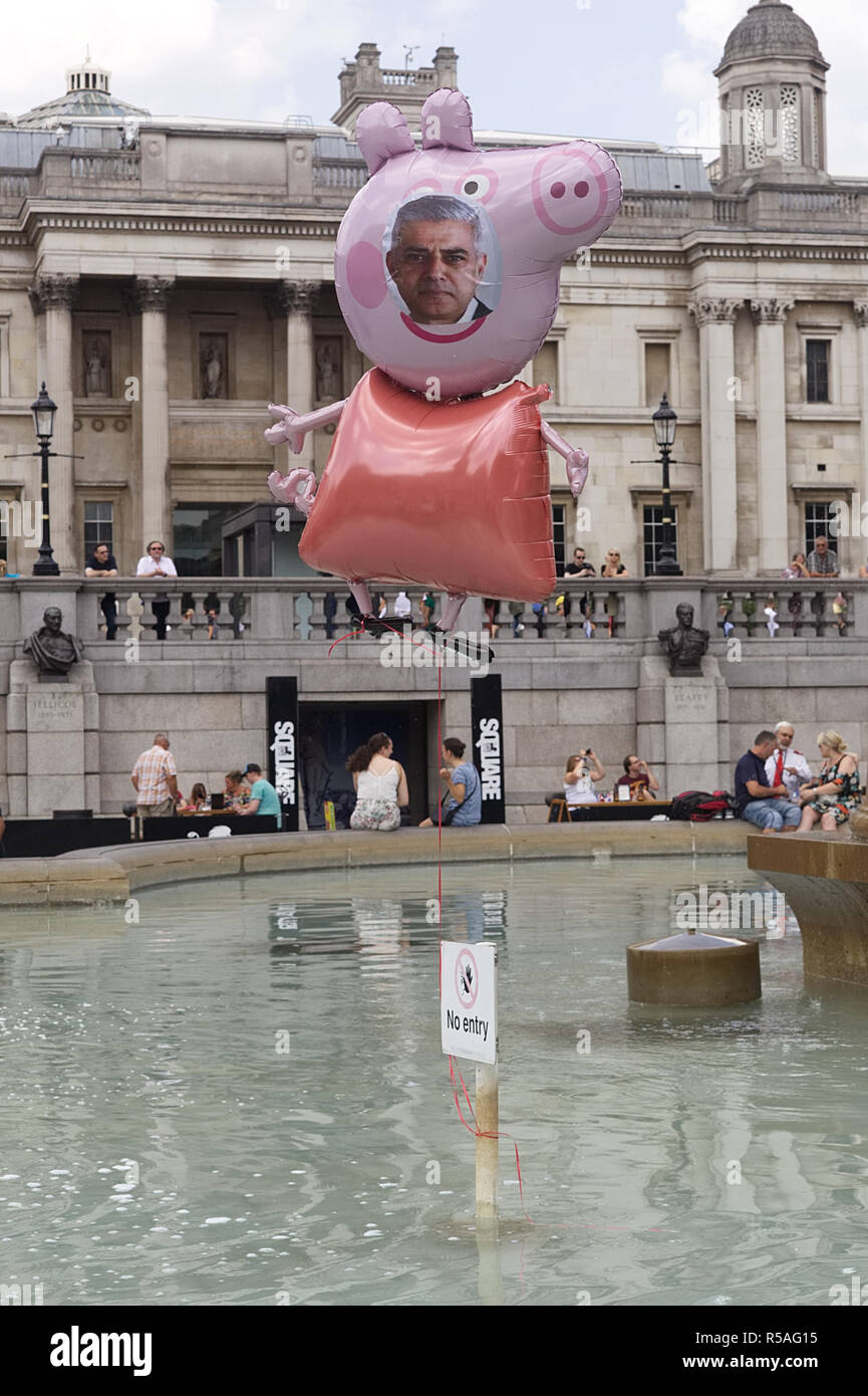 Sadiq Aman Khan britischer Politiker als Bürgermeister von London, Fläche auf einem Pepa Schwein Ballon Stockfoto