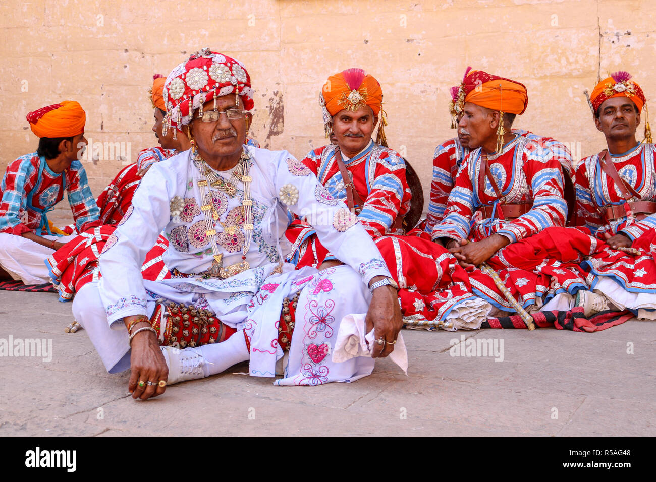 Männer in traditionellen Rajasthani Kleid bei Mehrangarh Fort, Jodhpur, Rajasthan, Indien. Stockfoto