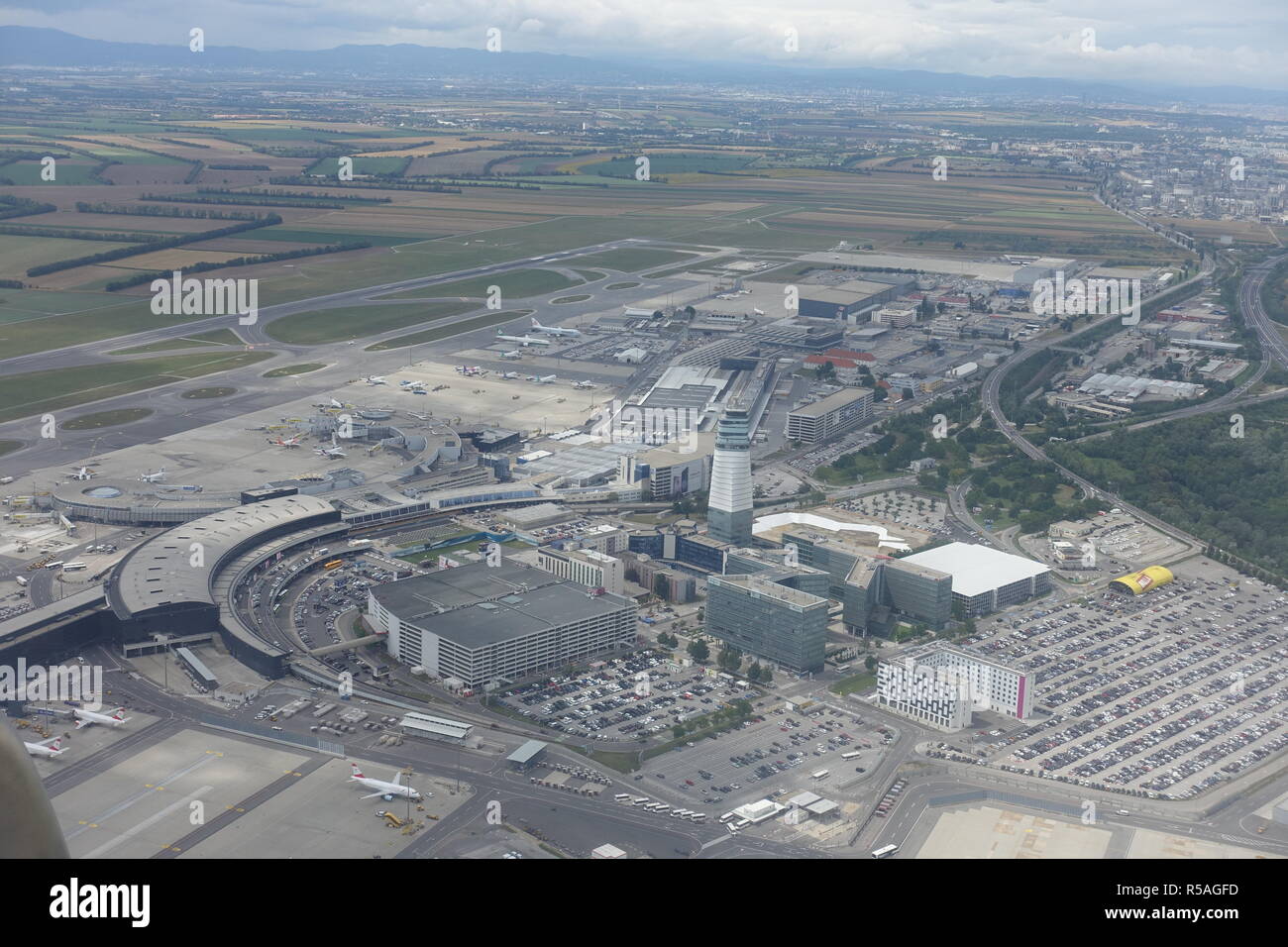 Flughafen Wien Schwechat, Luftaufnahme - Flughafen Wien Schwechat ...