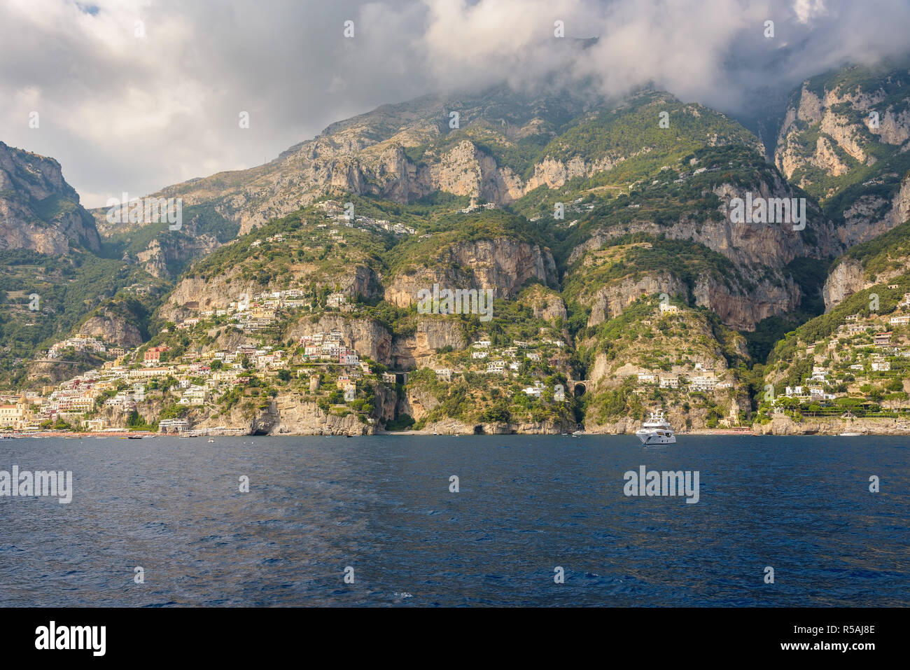 Dichte Wolken über die Amalfi Küste Stockfoto