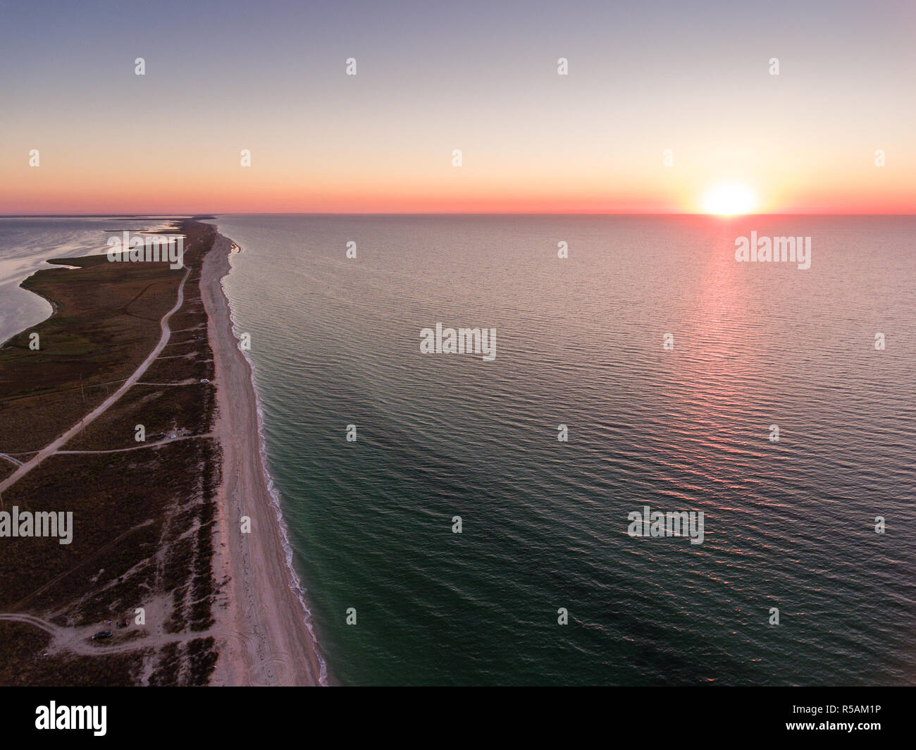Luftaufnahme von einem Sonnenaufgang über Byriuchyi Insel - nehrung zwischen dem Asowschen Meer und Asowschen Meer Utljuk Lyman, - sivash Nationalpark, Kherson Oblast, Ukraine Stockfoto