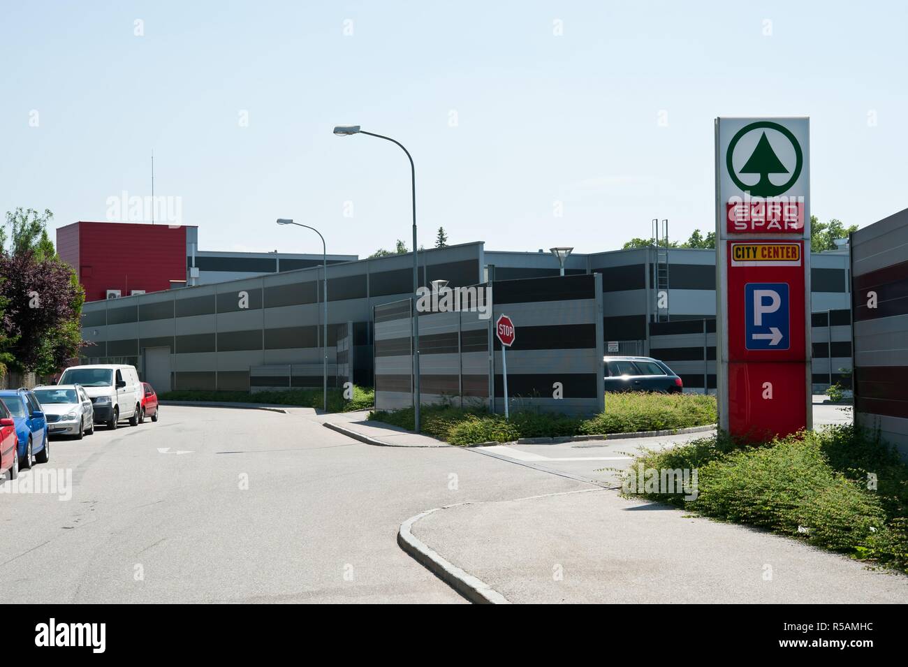 Wieselburg, Einkaufszentrum, Lärmschutzwand Stockfoto