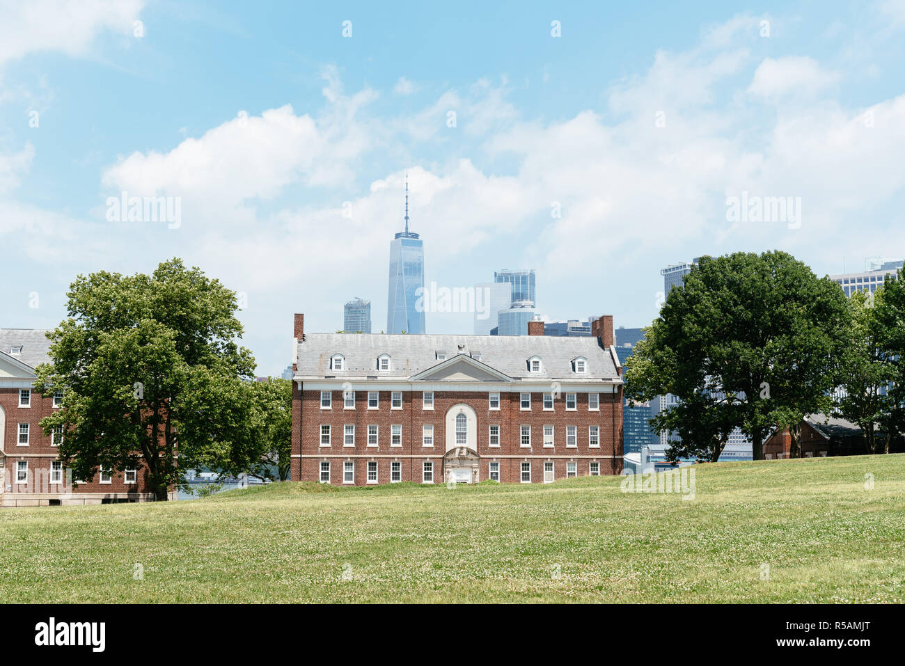 New York City, USA - 24. Juni 2018: Fort Jay in Governors Island gegen Downtown Stadtbild, es ist eine Küstenstadt star fort auf Governors Island in New York Stockfoto