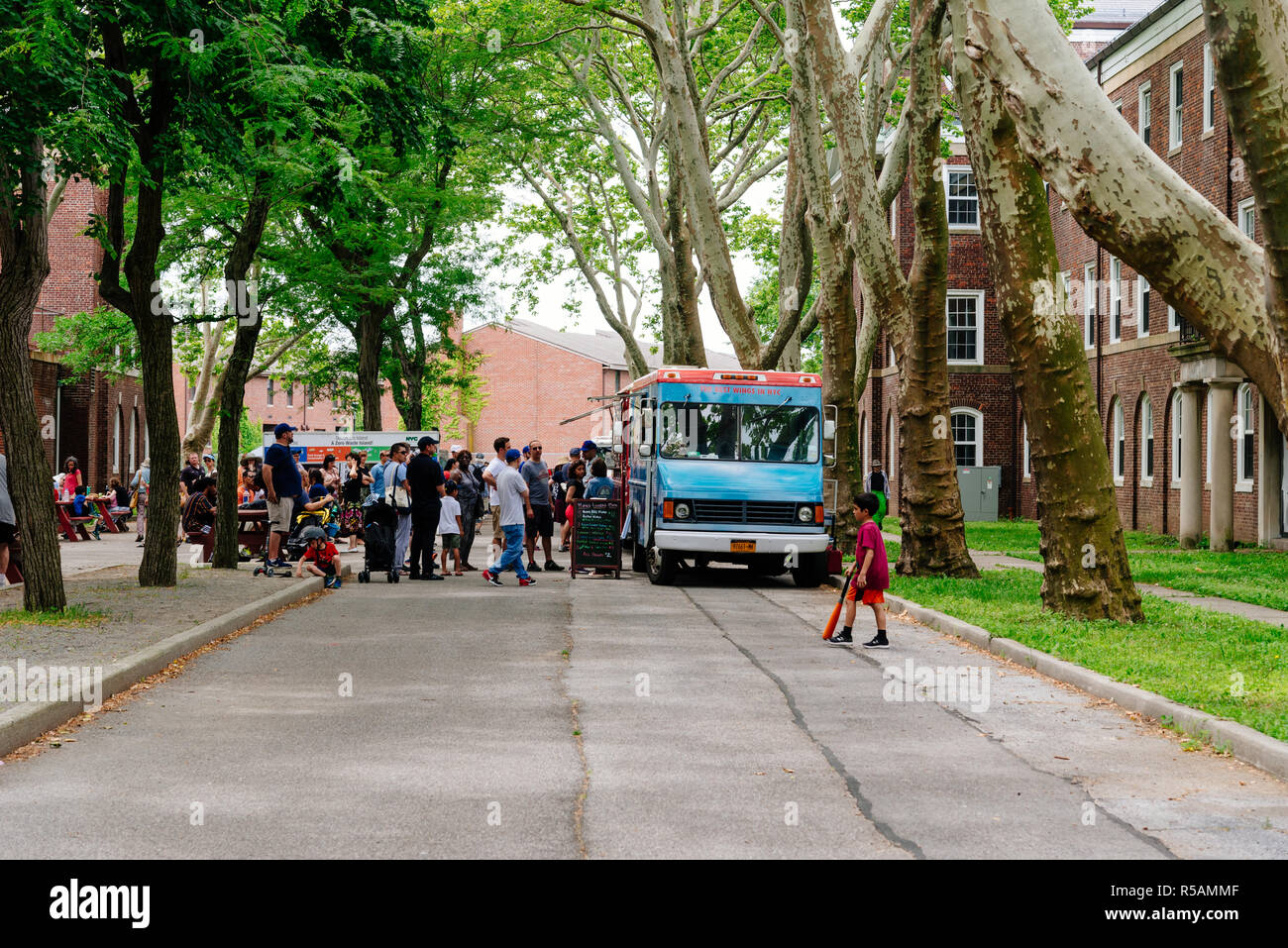 New York City, USA - Juni 24, 2018: Die Menschen in Essen Lkw auf Governors Island während Figment Festival. Stockfoto