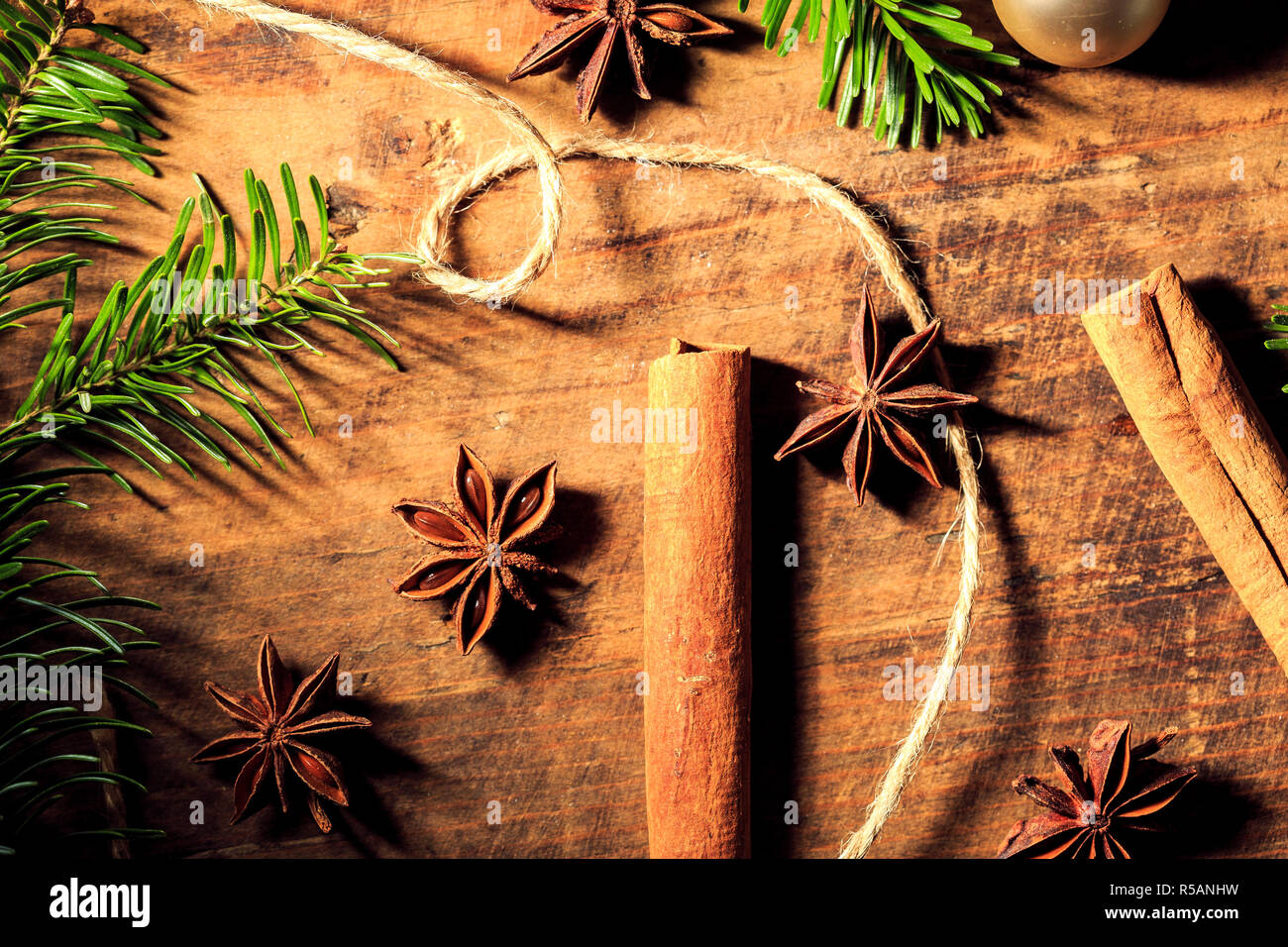 Traditionelle weihnachtliche Gewürze Sternanis und Zimtstange. Weihnachten Gewürze essen Hintergrund Präsentation. Stockfoto