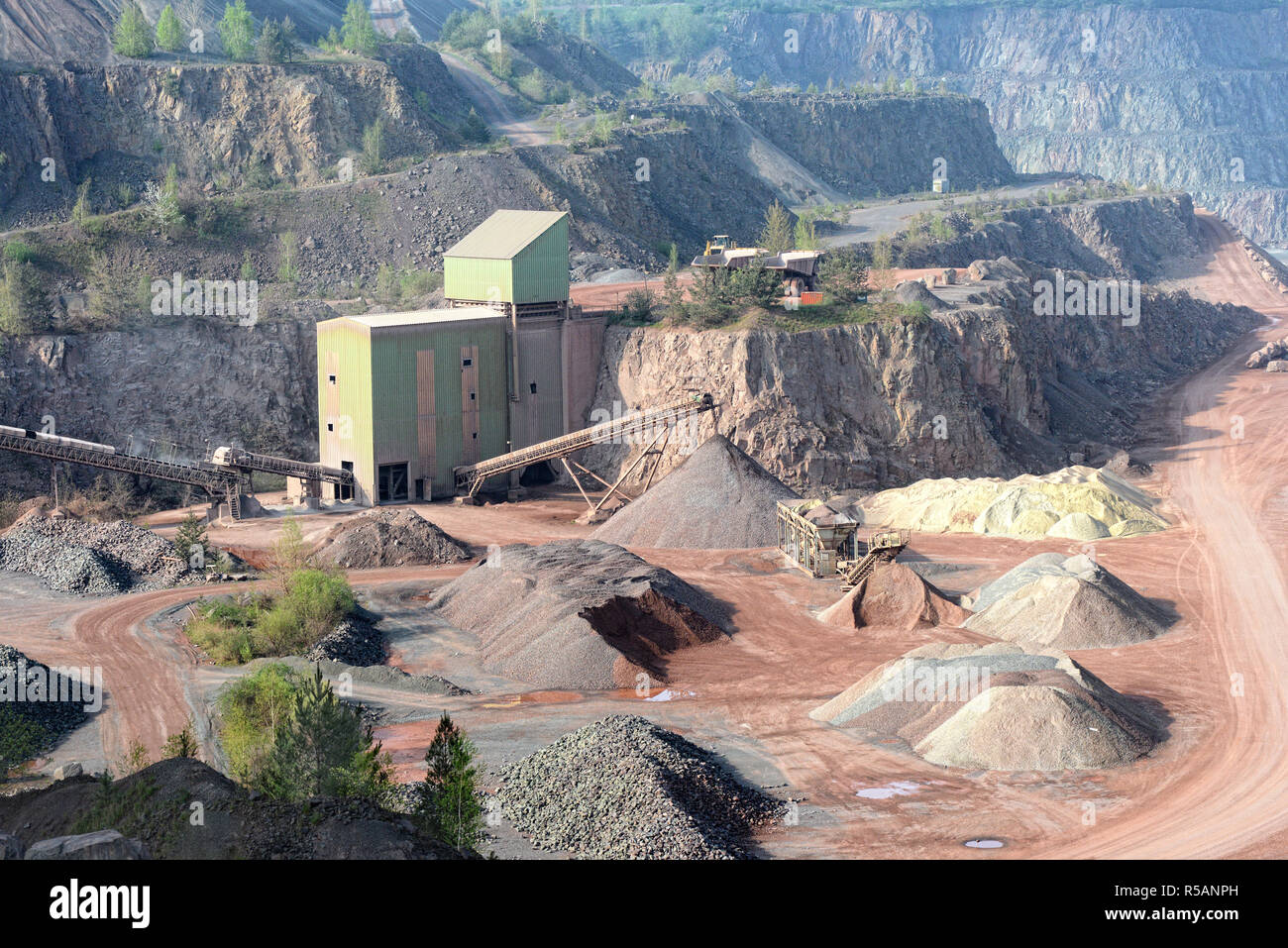 Steinbrecher Maschine in einem Tagebau. Porphyr rock. Stockfoto