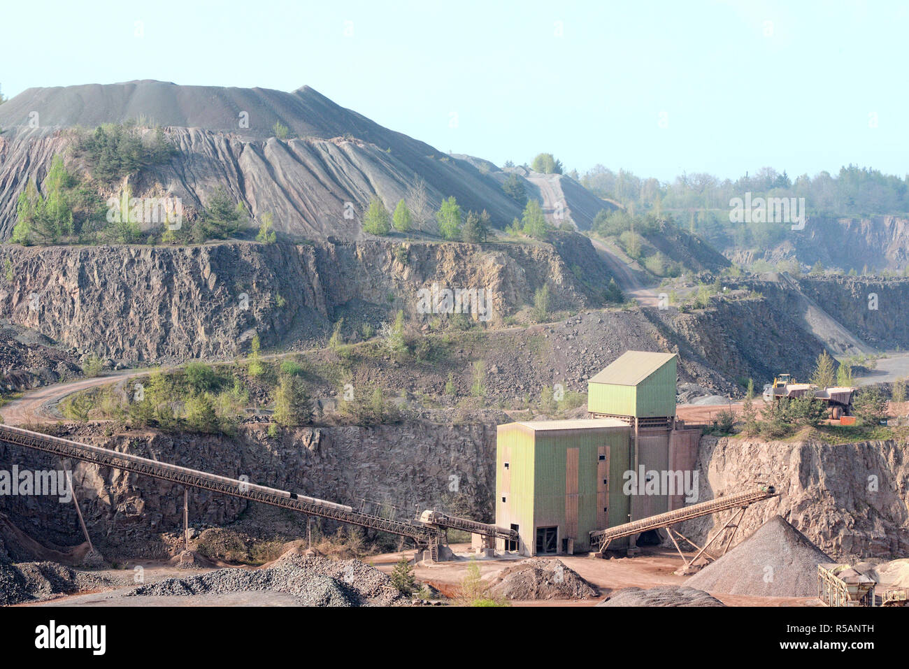 Steinbrecher Maschine in einem Tagebau. Porphyr rock. Stockfoto