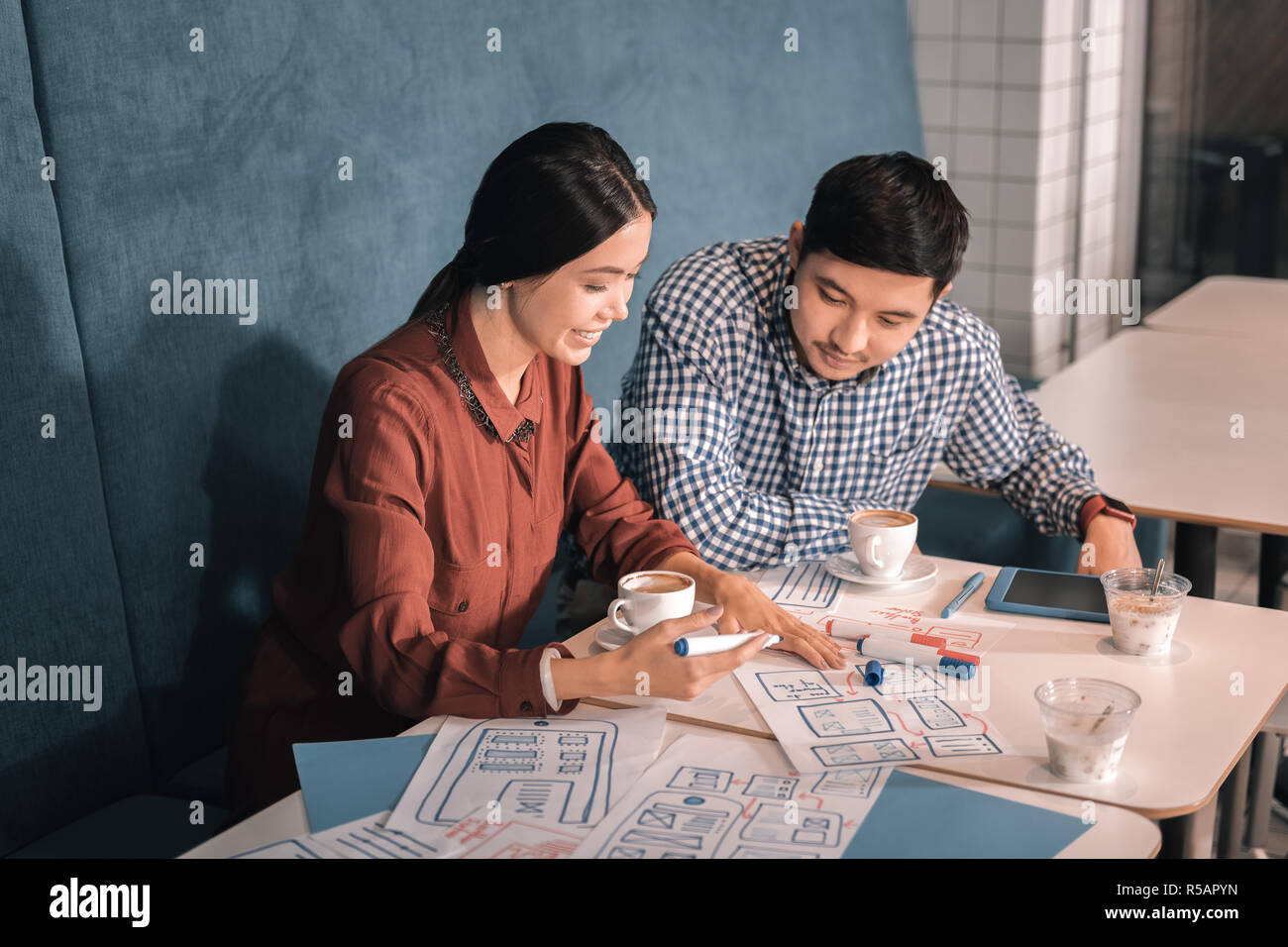 Zwei viel versprechende Unternehmer in informellen Treffen in der Cafeteria Stockfoto