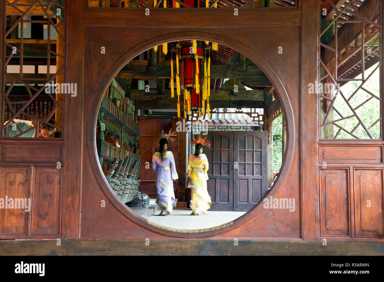 Frauen, die in der traditionellen chinesischen Kleid; Wuhou Tempel; Chengdu, Sichuan, China Stockfoto