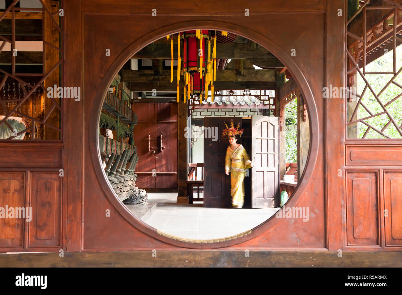 Frau in der traditionellen chinesischen Kleid, Wuhou Tempel, Chengdu, Sichuan, China Stockfoto