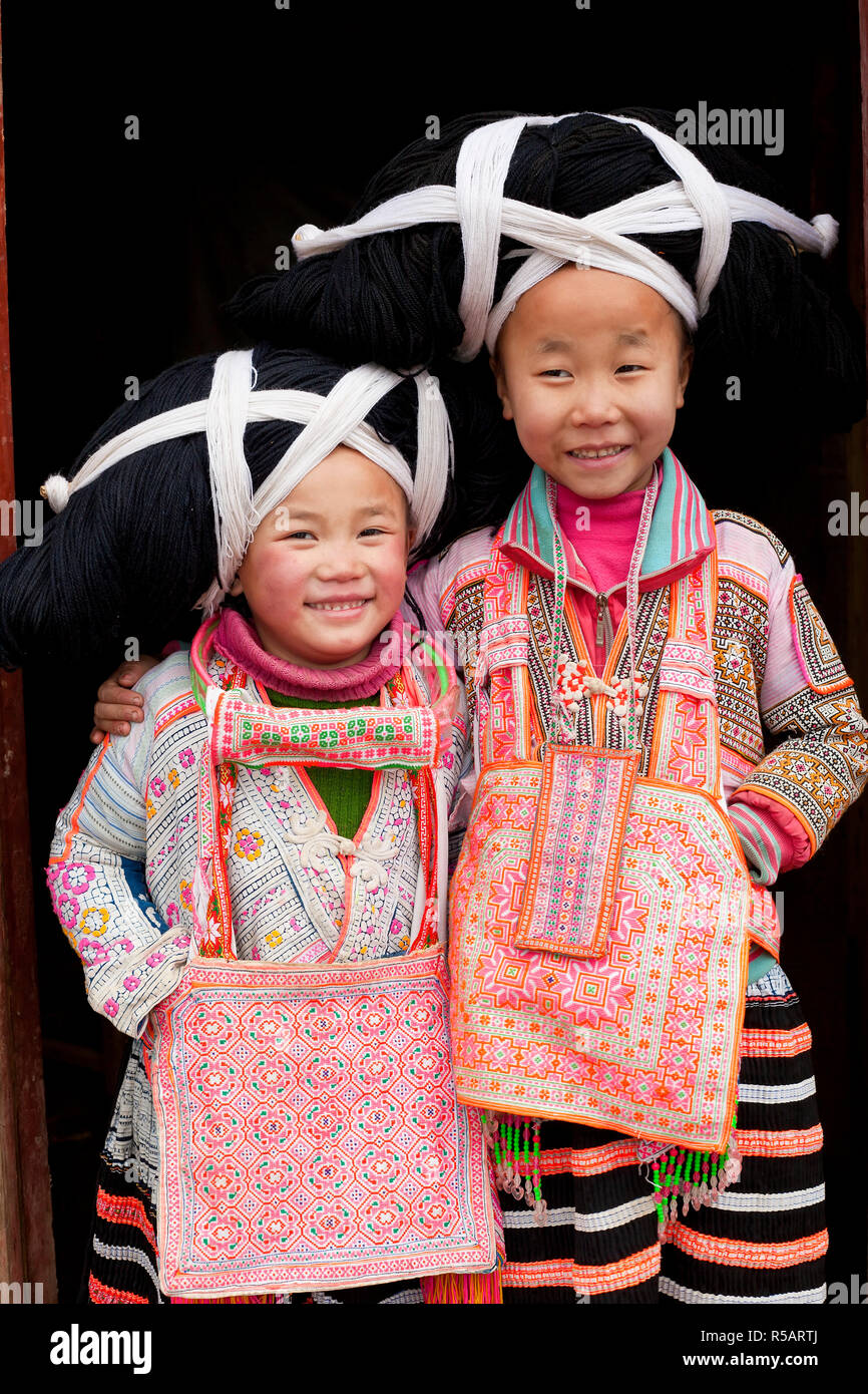 Junge lange Horn Miao Mädchen, Sugao, Provinz Guizhou, China Stockfoto