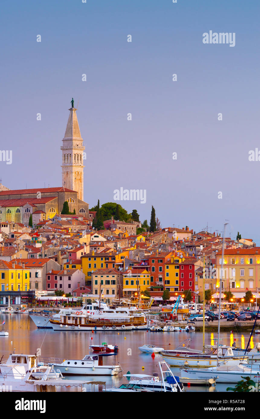 Kroatien, Istrien, Rovinj, den Hafen und die Kathedrale von St. Euphemia Stockfoto