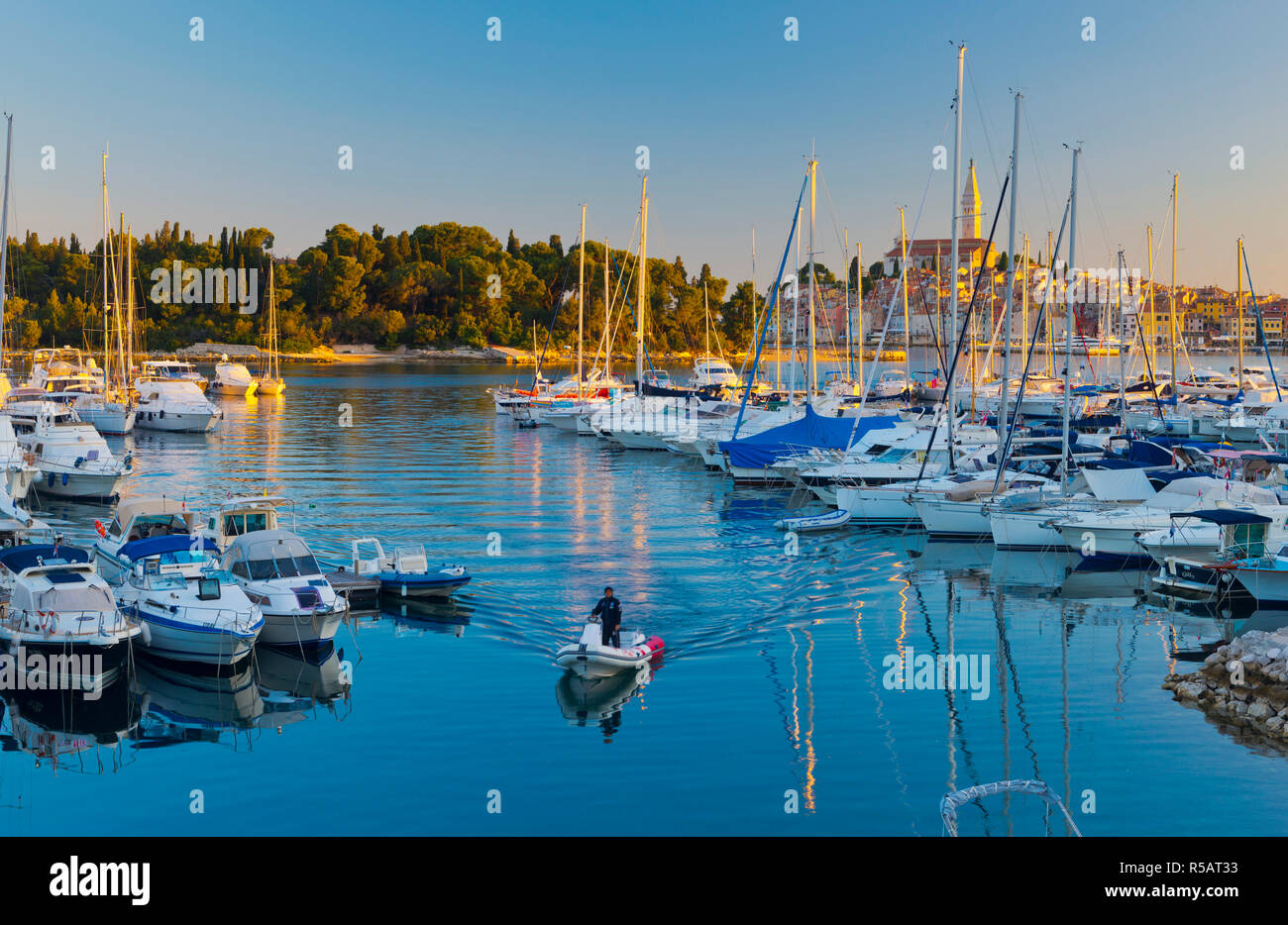 Kroatien, Istrien, Rovinj, den Hafen und die Kathedrale von St. Euphemia Stockfoto