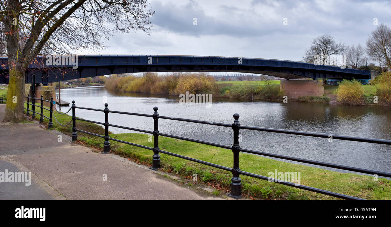 Upton-Upon-Severn Bridge über den Fluss Severn bei Upton-Upon-Severn Worcestershire, Großbritannien im Winter Stockfoto