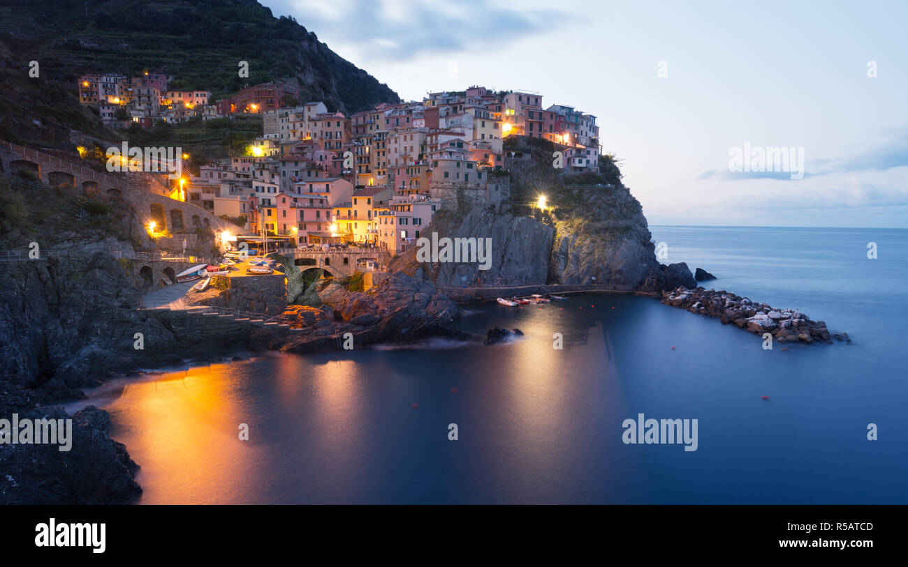 Fantastische Landschaft von Manarola Stadt mit rippenbögen Felsen auf einen Vordergrund. Der Nationalpark der Cinque Terre, Ligurien, Italien, Europa Stockfoto