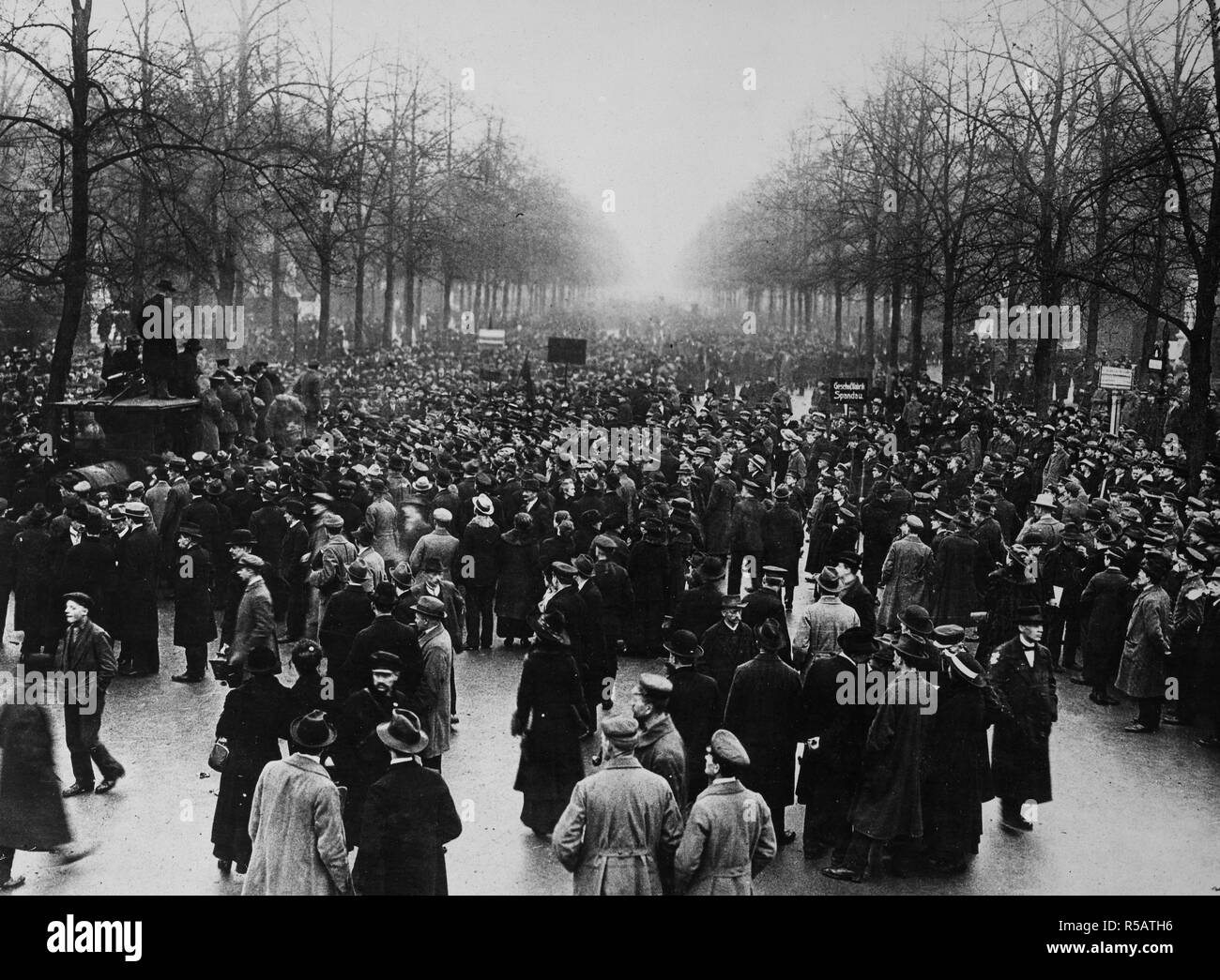 Deutsche Revolution - Spartaclist Krawalle in Berlin. Schwere Ausschreitungen in Berlin, Street Fighting steigt, während schwere Opfer auf beiden Seiten sind. Straße Demonstration in der Siegesallee, Berlin - Ca. März 1919 Stockfoto