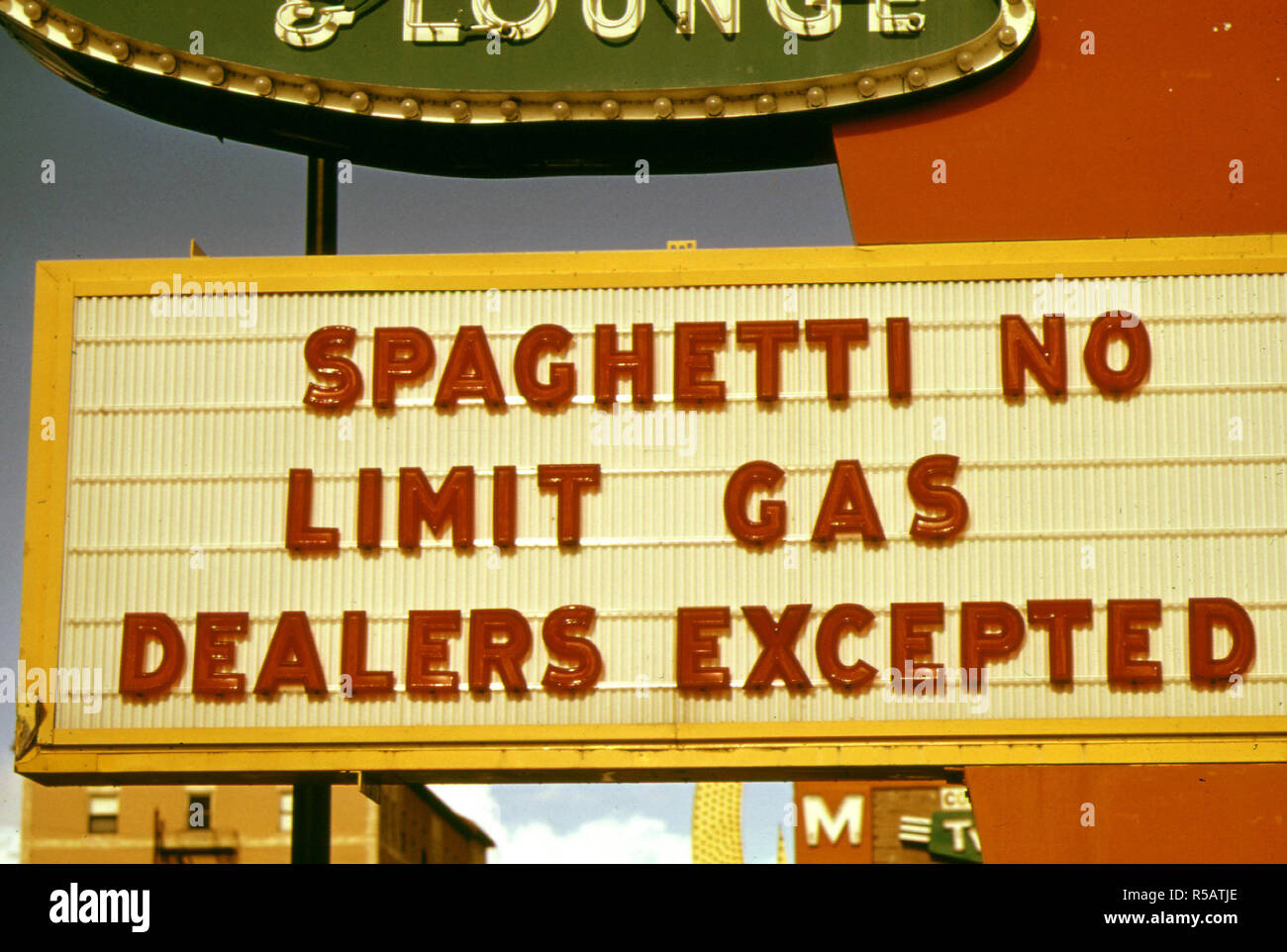 1974 - Oregon Benzin Händler waren 'Gezickelt' über Ihre kein Gas und andere Schilder an den Tankstellen während der Nation Kraftstoff Krise von 1973-74. Ein Schild an Dieser motel-restaurant in Klamath Falls 'Beschränkt' Spaghetti Einlaß nur unter Gas Händler 03/1974 Stockfoto