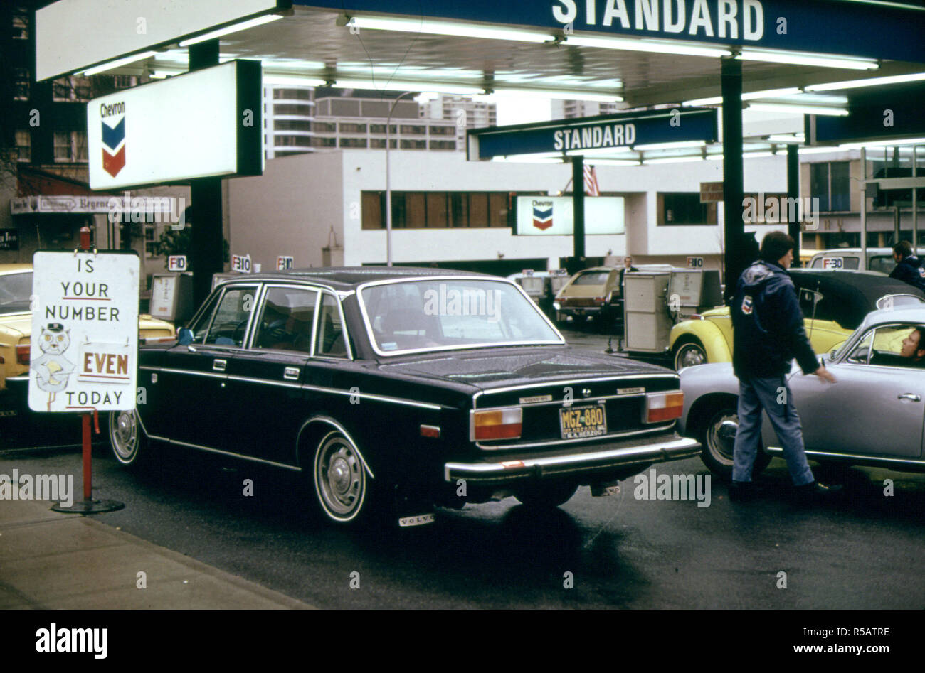 1974 - der Oregon Odd-Even Plan reduziert die Linien an Tankstellen während der Ölkrise im Herbst und Winter 1973-74. Stockfoto