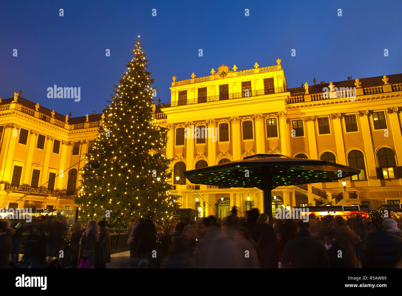 Schloss Schönbrunn & Weihnachtsmarkt leuchtet in der Dämmerung, Schloss Schönbrunn, Wien, Österreich Stockfoto