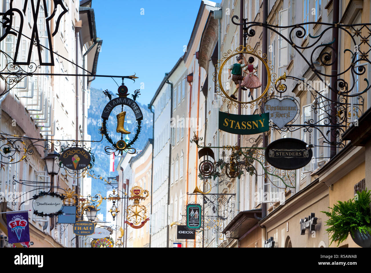 Schilder, Getreidegasse, Salzburg, Salzkammergut, Österreich Stockfoto