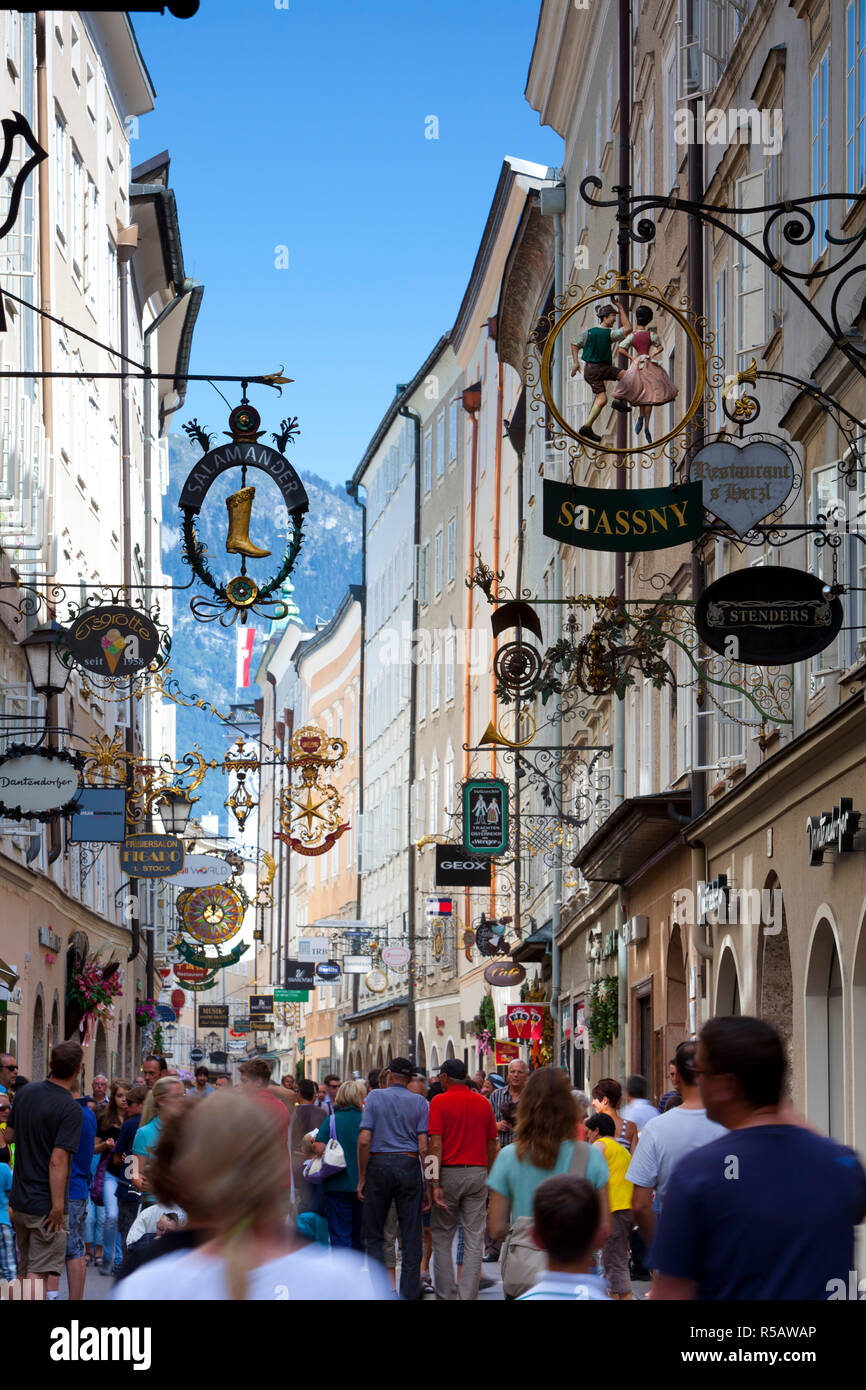 Schilder, Getreidegasse, Salzburg, Salzkammergut, Österreich Stockfoto