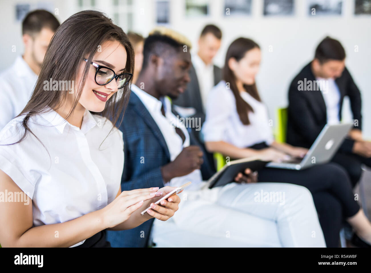 Diverse Büro Menschen arbeiten auf Handys, Mitarbeiter mit Smartphones in der Sitzung, schwere multirassischen Unternehmer und Unternehmerinnen Stockfoto