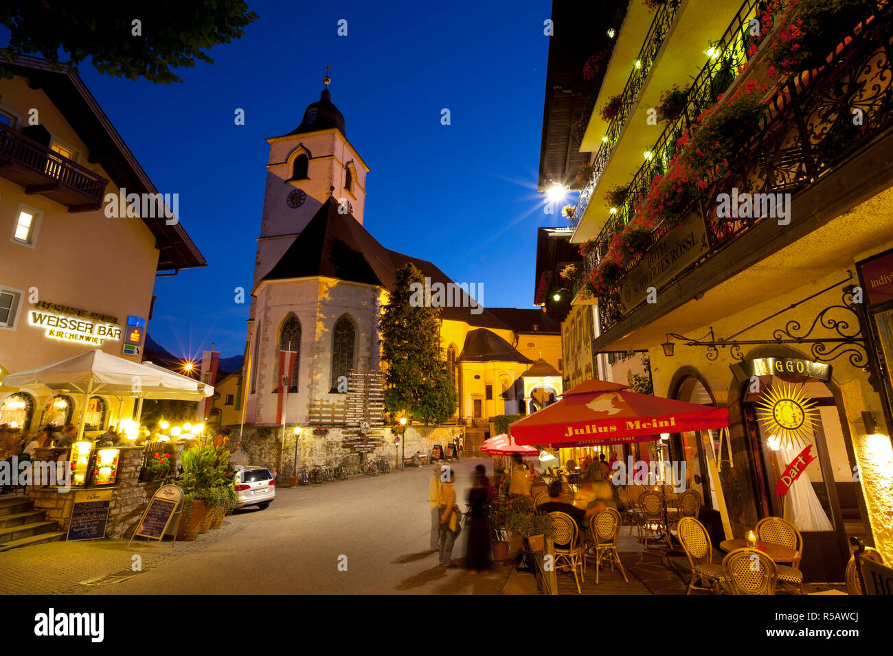 Pfarrkirche & Restaurants, St. Wolfgang, Wolfgangsee, Flachgau, Oberösterreich, Österreich Stockfoto