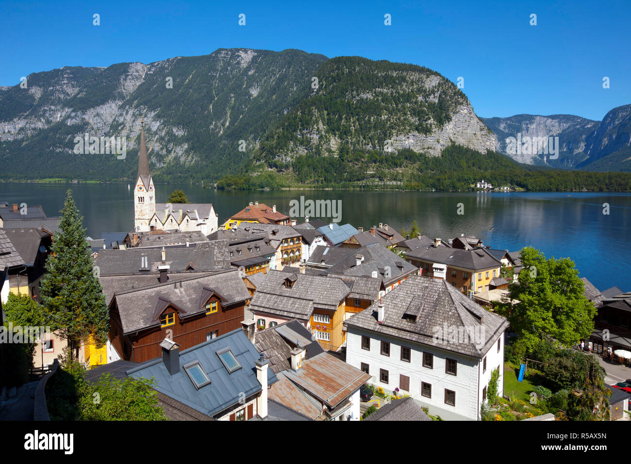 Erhöhte Blick über Dorf und See, Hallstatt, Hallstattersee, Oberosterreich, Österreich Stockfoto