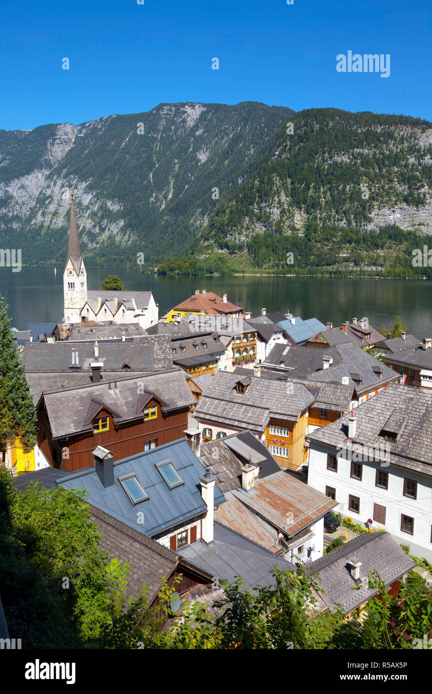 Erhöhte Blick über Dorf und See, Hallstatt, Hallstattersee, Oberosterreich, Österreich Stockfoto