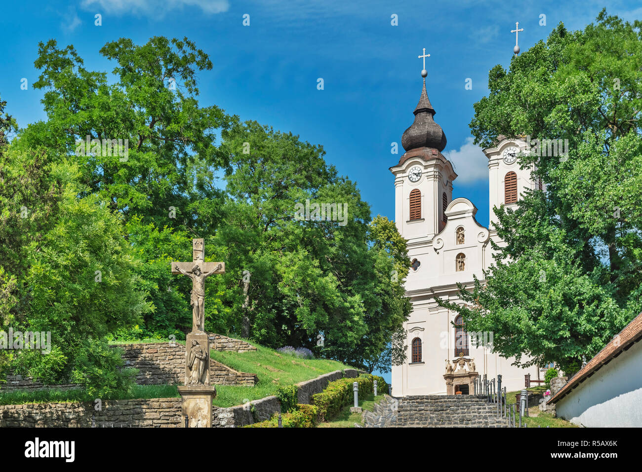 Abtei Tihany war zwischen 1740 und 1754 im barocken Stil gebaut. Bereits im Jahr 1055 die Benediktinerabtei Tihany gegründet wurde, Tihany, komitats Vesz Stockfoto