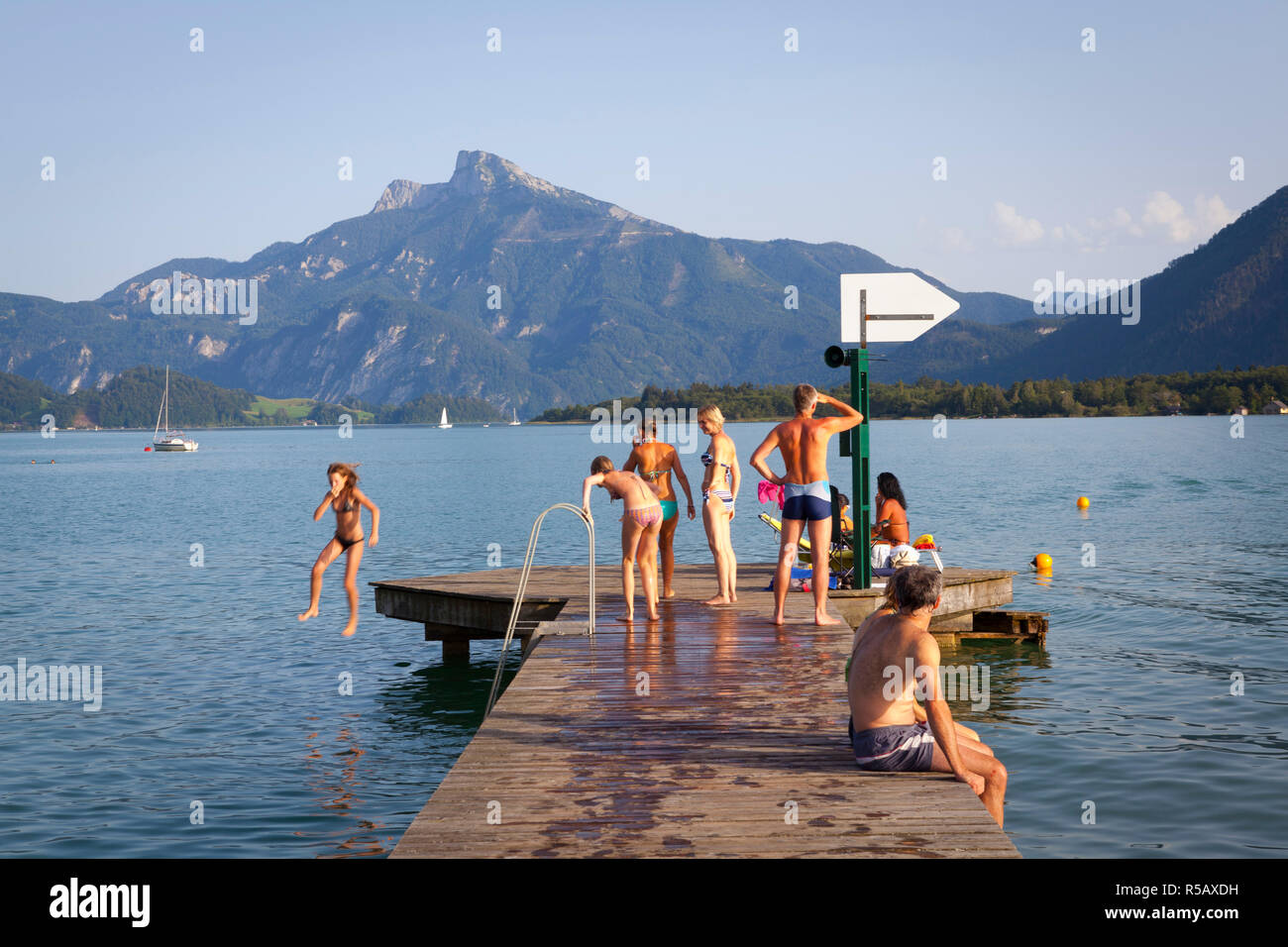 Badende im Wasser park Mondsee, Mondsee, Salzkammergut, Österreich Stockfoto