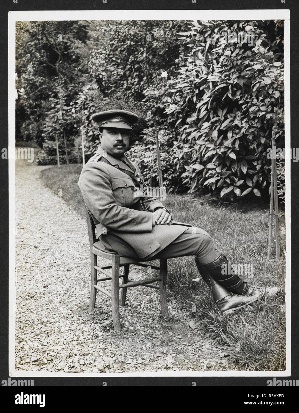 S.h. der Maharadscha von barwani in Frankreich [Lille]. In voller Länge Porträt, in Uniform, im Freien sitzen. Ranjit Singh (1888-1930) war Rana von Barwani 1910-30 und diente in Frankreich im Indischen Korps im Ersten Weltkrieg. 31. Juli 1915. Aufzeichnung der indischen Armee in Europa während des Ersten Weltkrieges. 20, 31, Juli 1915. Gelatine Silber gedruckt. Quelle: Foto 24 / (182). Autor: Dhaka, H. D. Stockfoto