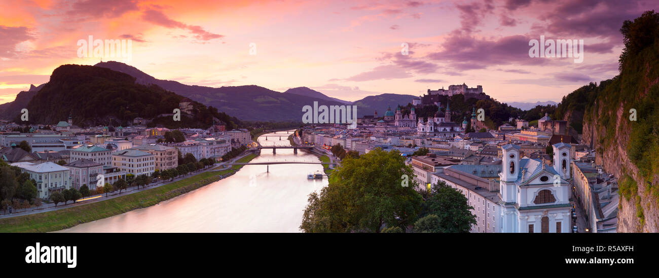 Sonnenaufgang über die Festung Hohensalzburg Fortressover & Alt Stadt, Salzburg, Salzburger Land, Österreich Stockfoto