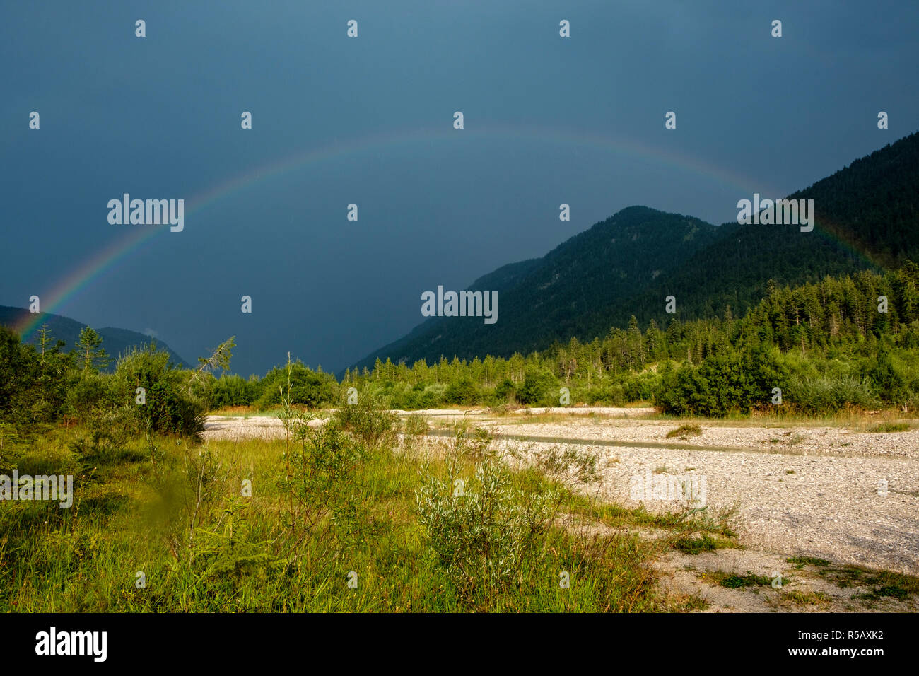 Der Regenbogen im Isartal, zwischen Wallgau und Vorderiß, Bayern, Deutschland Stockfoto