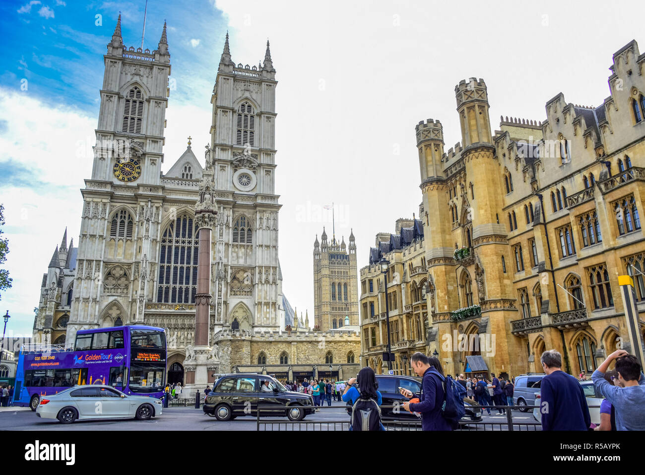 Straße vor der Westminster Abbey voller Autos, Busse und Touristen in der Stadt von Westminster, London, England, Vereinigtes Königreich Stockfoto