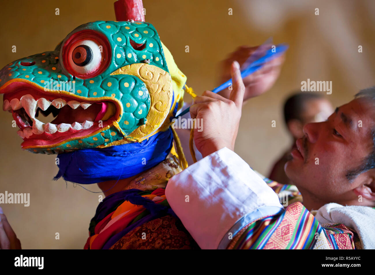 Maskierte Tänzer geholfen wird, auf einem Festival, Gangtey Dzong Kloster, Phobjikha Tal, Bhutan Stockfoto