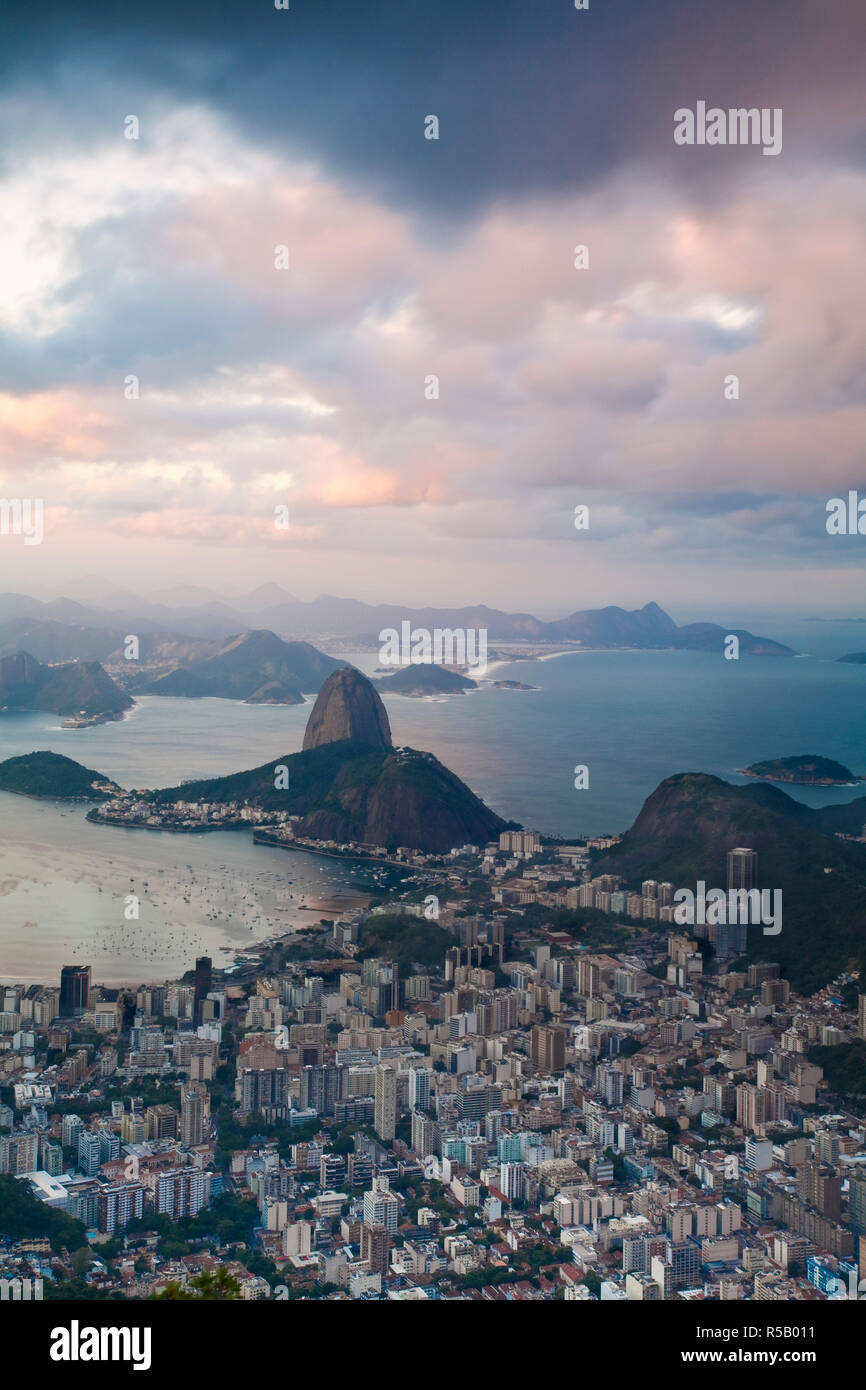 Brasilien, Rio De Janeiro, Cosme Velho, Blick auf den Zuckerhut und die Bucht von Botafogo Cocovado Stockfoto