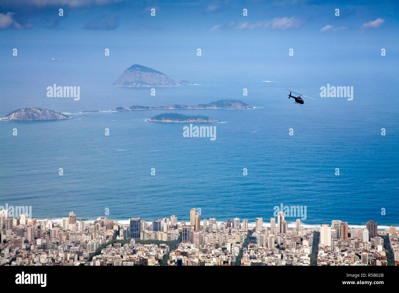 Brasilien, Rio De Janeiro, Cosme Velho, Sightseeing Hubschrauber über Copacabana Fliegen gesehen von cocovado Stockfoto