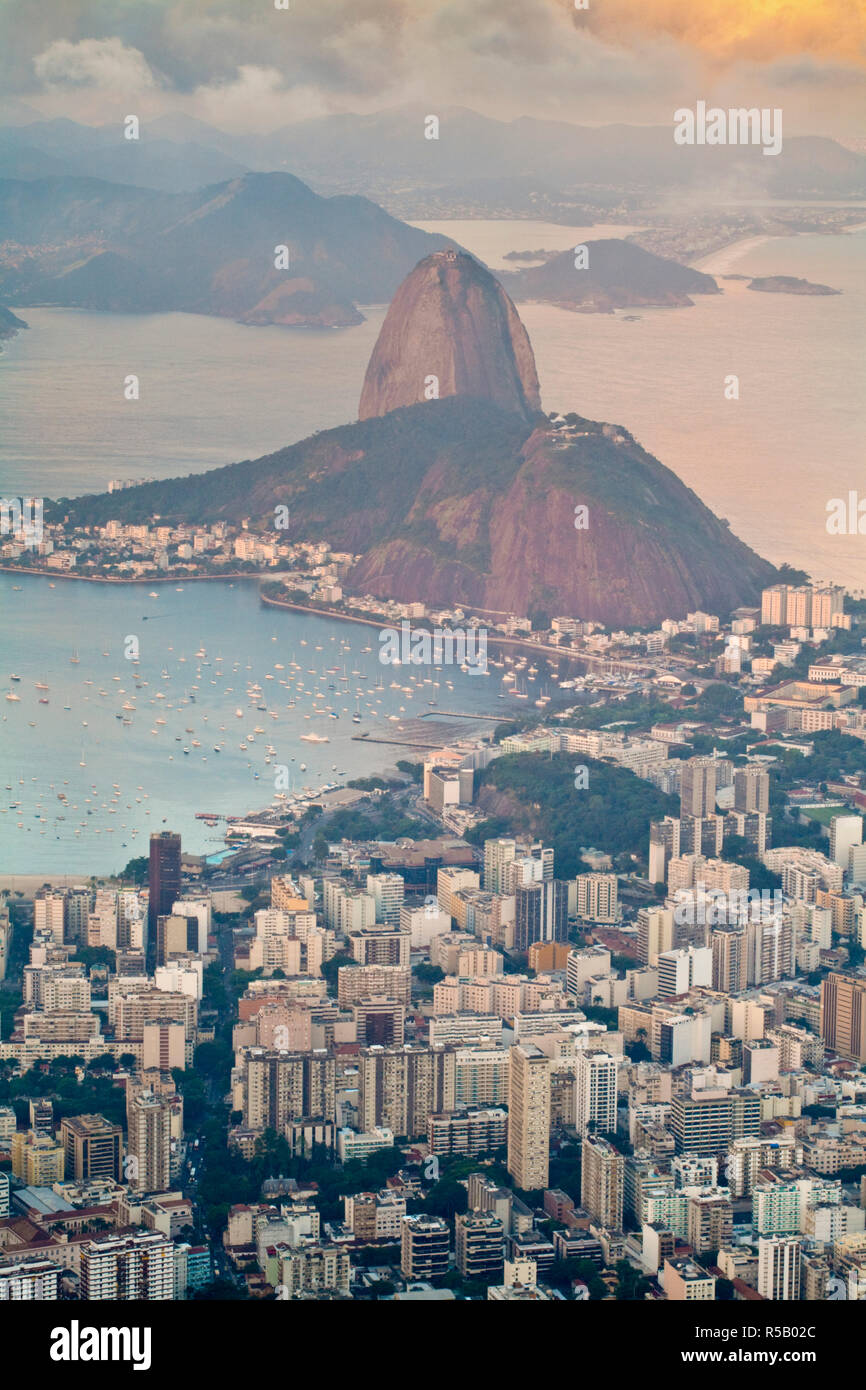 Brasilien, Rio De Janeiro, Cosme Velho, Blick auf den Zuckerhut und die Bucht von Botafogo Cocovado Stockfoto