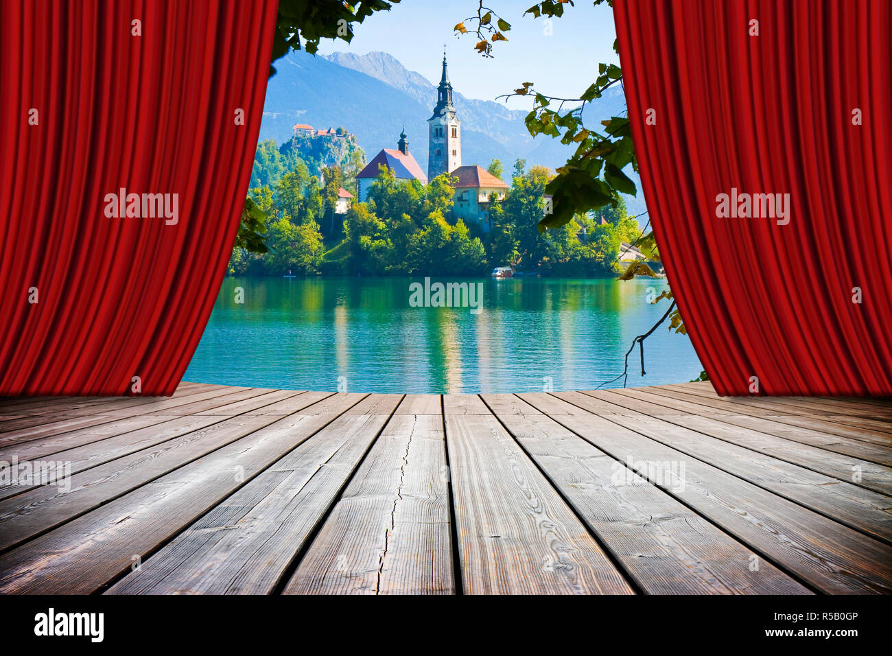 Bleder See, dem berühmten See in Slowenien mit der Insel der Kirche (Europa - Slowenien) - Konzept Bild mit offenen Theater und rote Vorhänge Stockfoto
